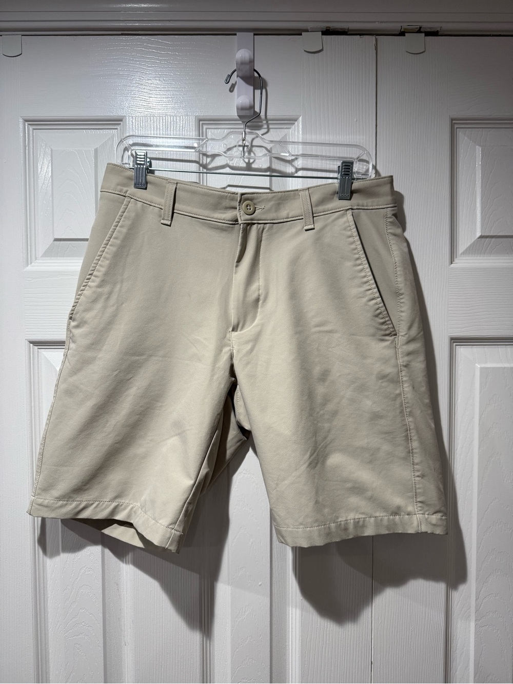 Under Armour Men's Flat Front Golf Shorts in Light Beige